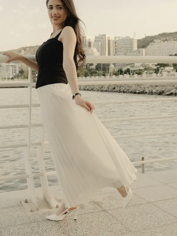 Saia midi plissada off-white usada com regata preta