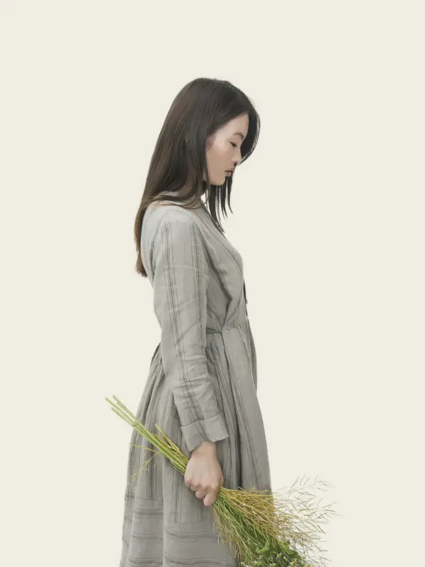 Vestido midi de linho listrado cinza, de mangas longas