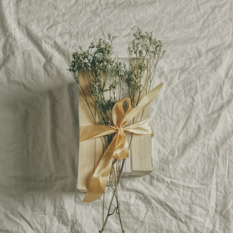 Presente embrulhado em papel kraft com fita e flores secas