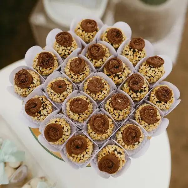 Doces finos de chocolate com castanhas em forminhas