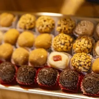 Bandeja de brigadeiros e docinhos variados
